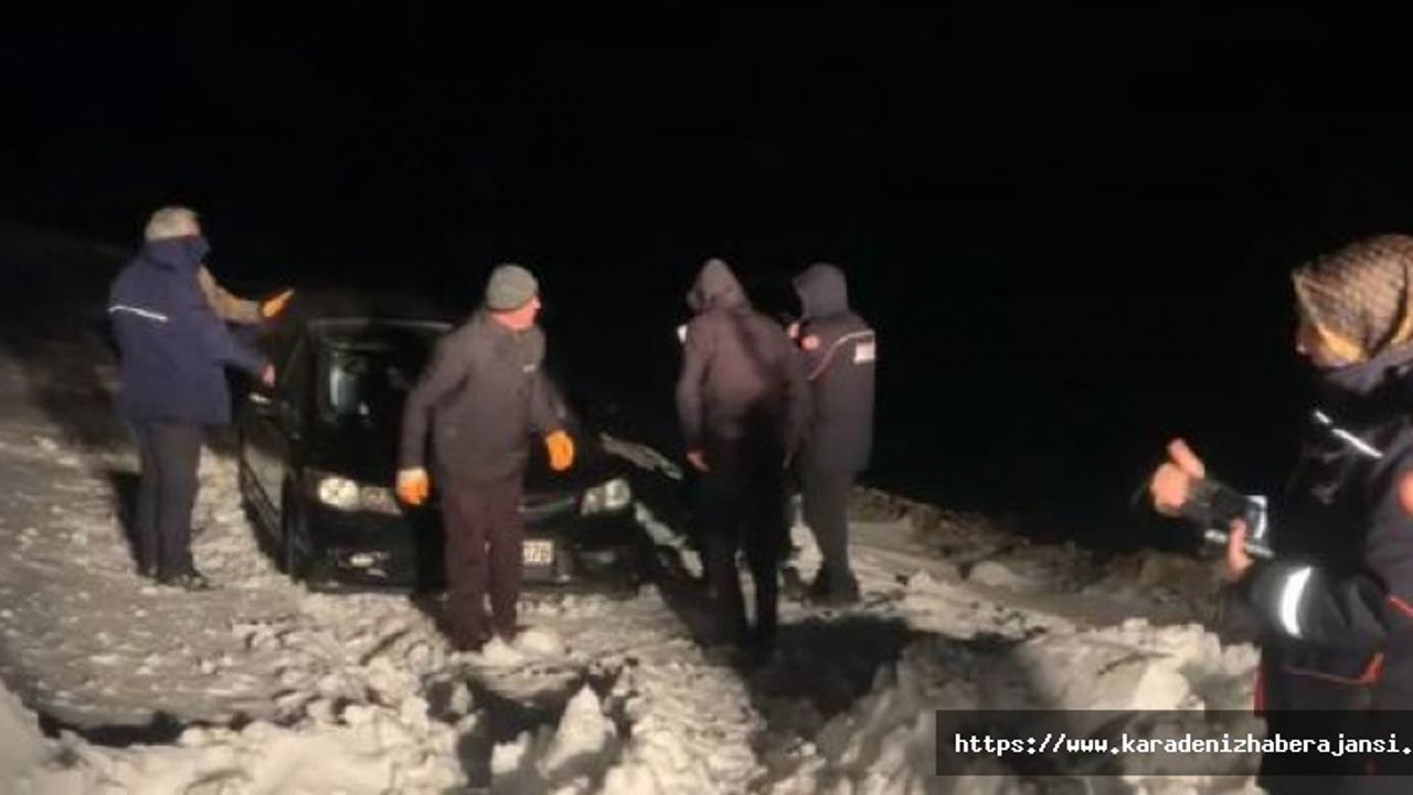 Bayburt'ta karda mahsur kalan 4 kişi kurtarıldı