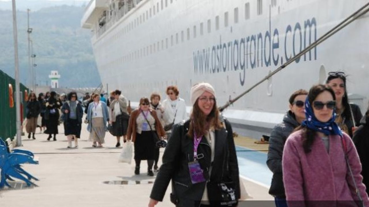 Amasra'ya kruvaziyerle sezonunun ilk turistleri geldi