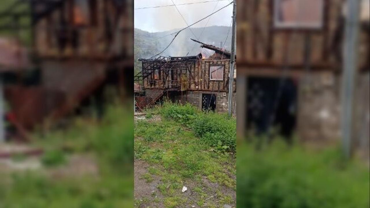 Kastamonu'da 2 katlı ahşap evde yangın
