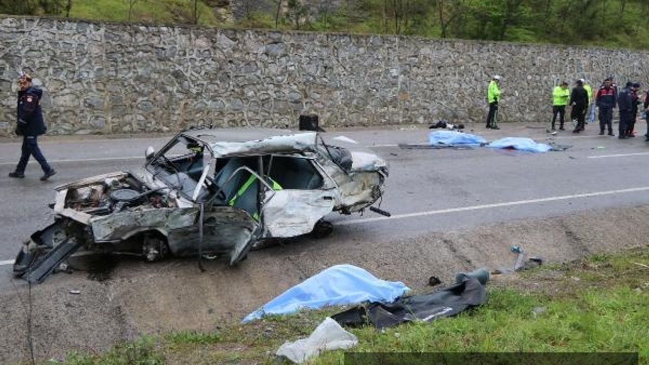 Otomobil, istinat duvarına çarpıp, takla attı: 3 ölü 1 yaralı