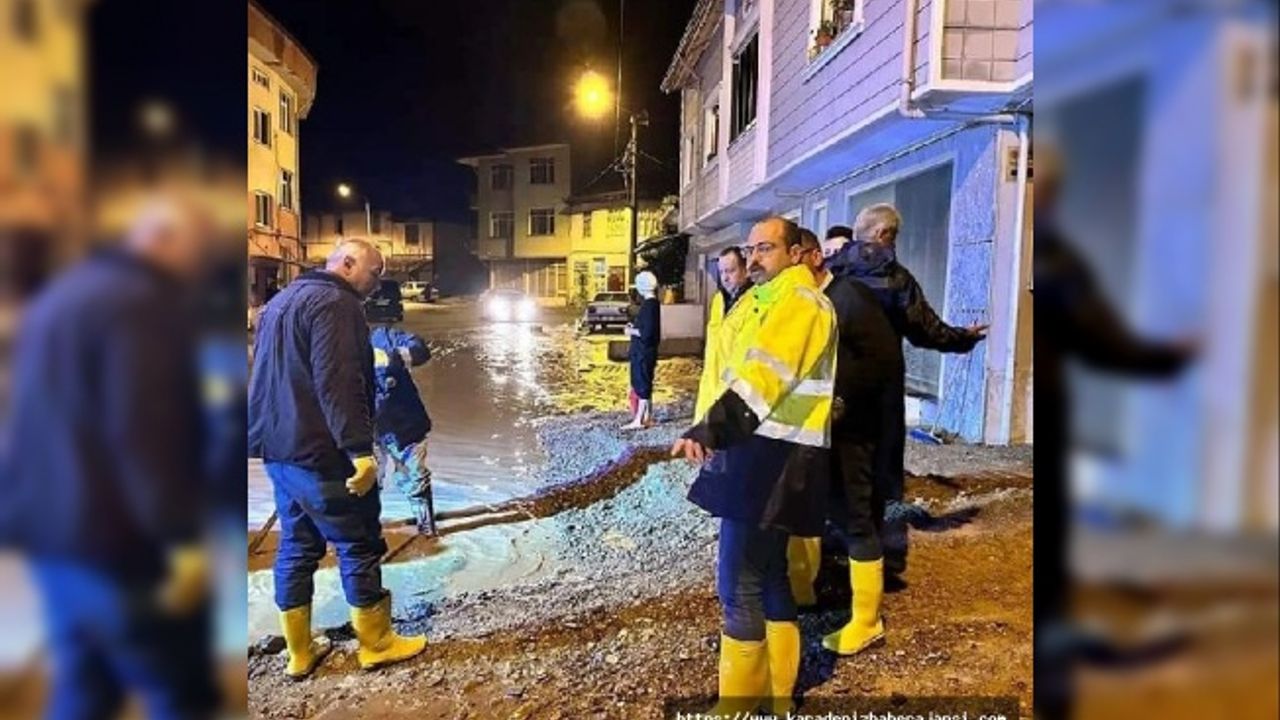 Kastamonu'da sağanak hayatı felç etti; yıldırım düştü