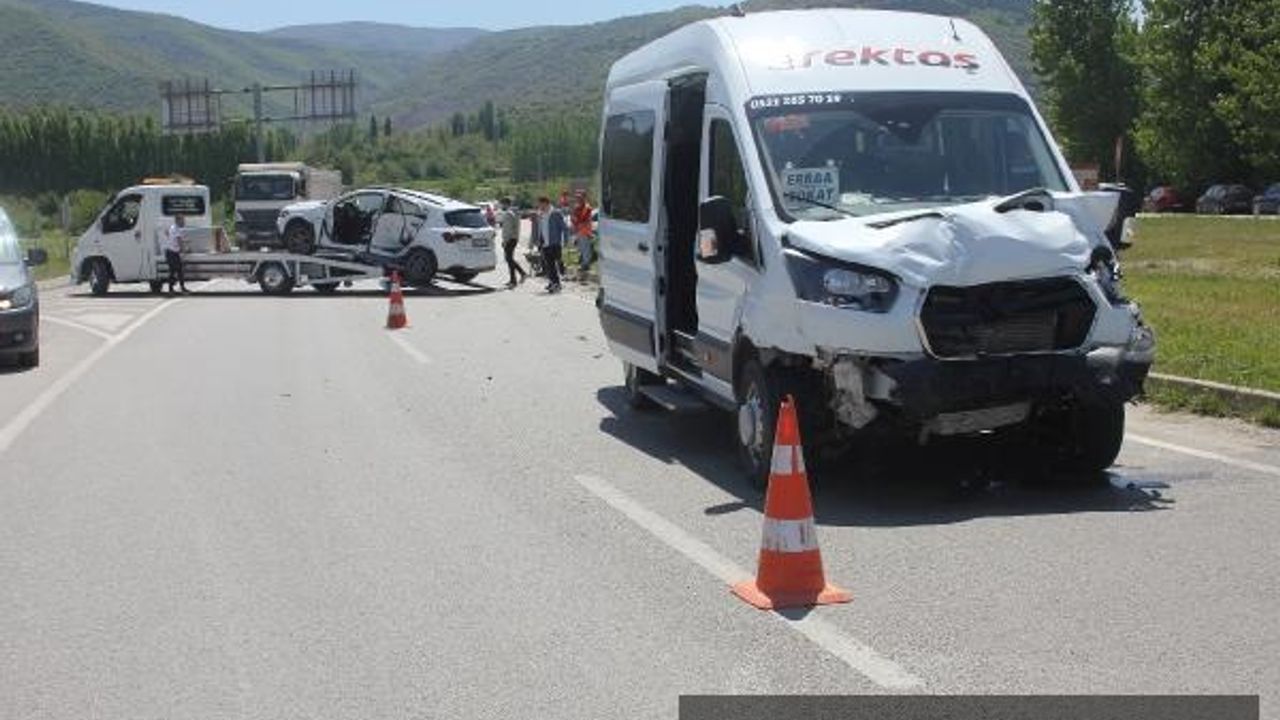 Yolcu minibüsü ile otomobil çarpıştı: 13 yaralı