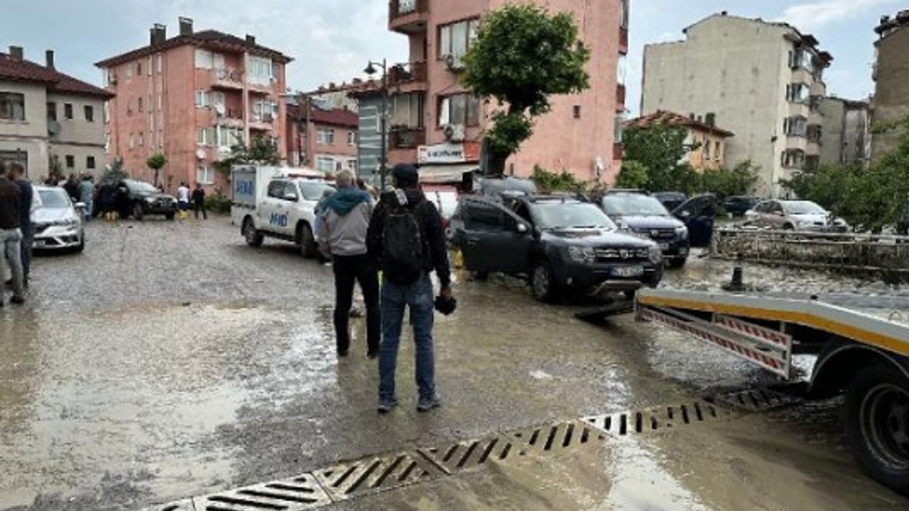 AMASRA'DA SEL SULARI ÇEKİLDİ, TEMİZLİK BAŞLADI