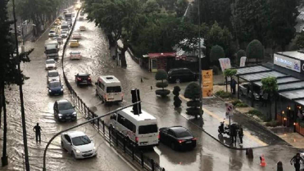 Amasya'da yollar göle döndü, ev ve iş yerlerini su bastı