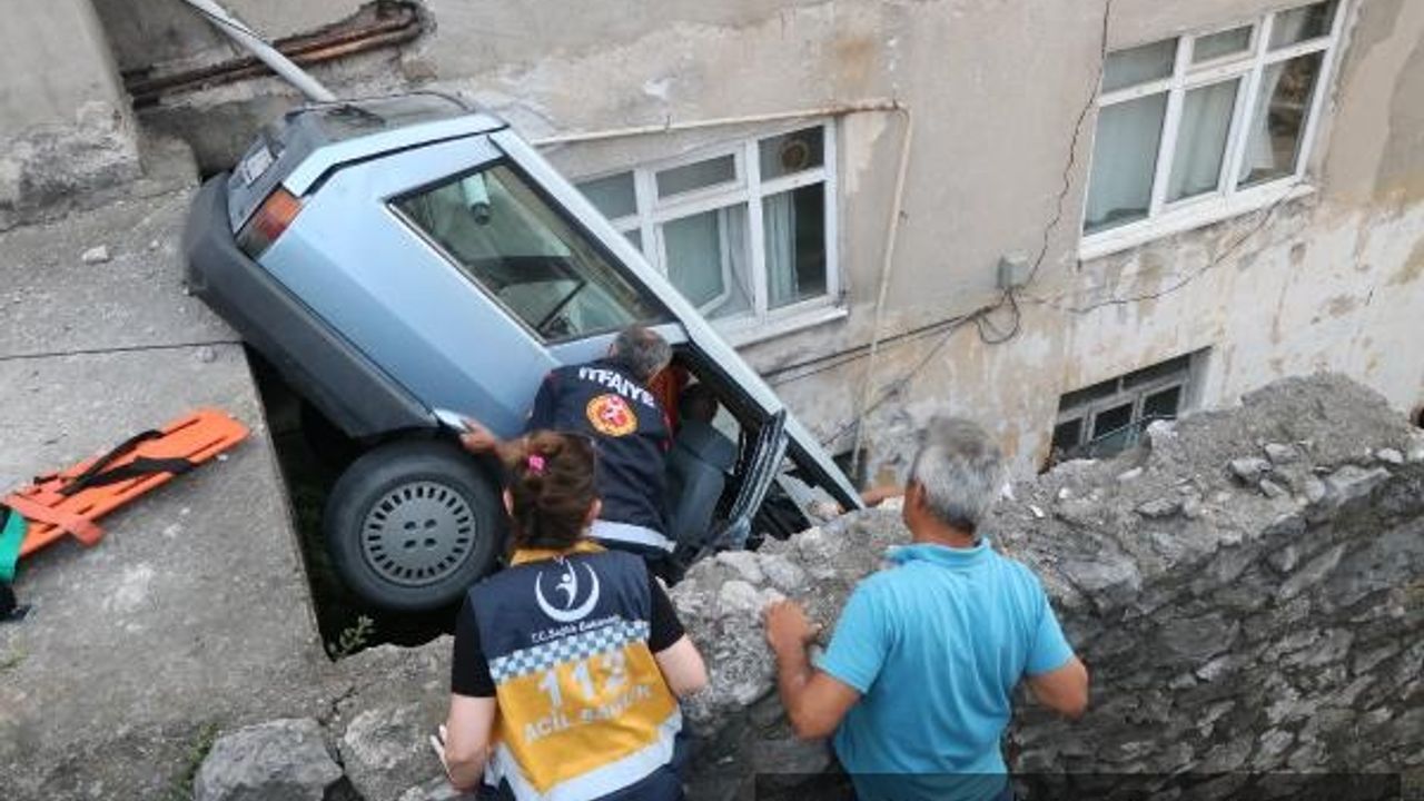 Apartman boşluğuna dik şekilde düşen otomobildeki çift yaralandı