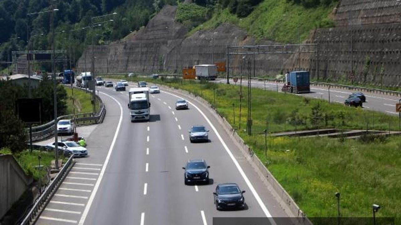 Bayram tatili öncesi Anadolu Otoyolu ve D-100'de trafik tedbirleri artırıldı