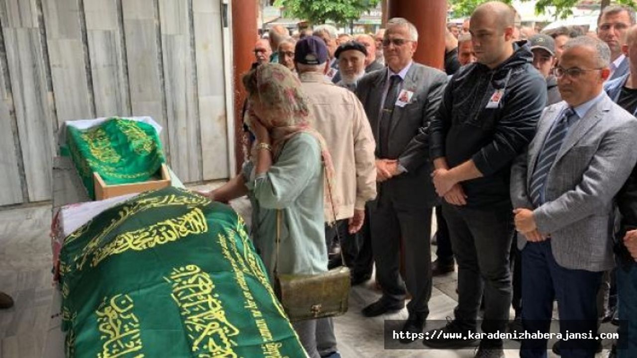 Cam silerken 5'inci kattan düşen eski CHP kadın kolları başkanı, toprağa verildi