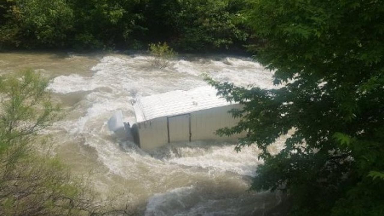 Çoruh Nehri'ne uçan kamyonun şoförünü arama çalışmalarında 10'uncu gün