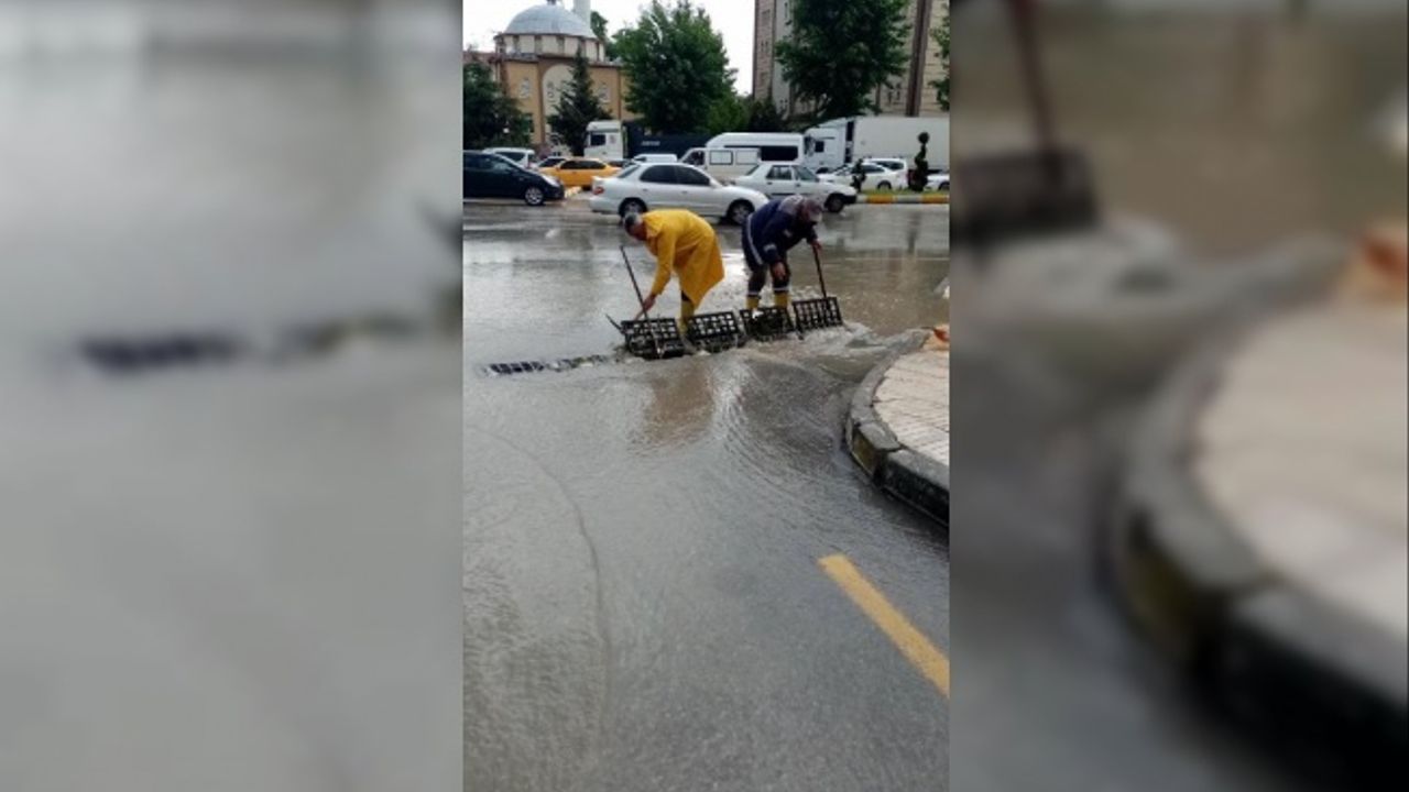 Çorum'da dolu ve sağanak; ev ve iş yerlerini su bastı, bazı noktalar beyaza büründü