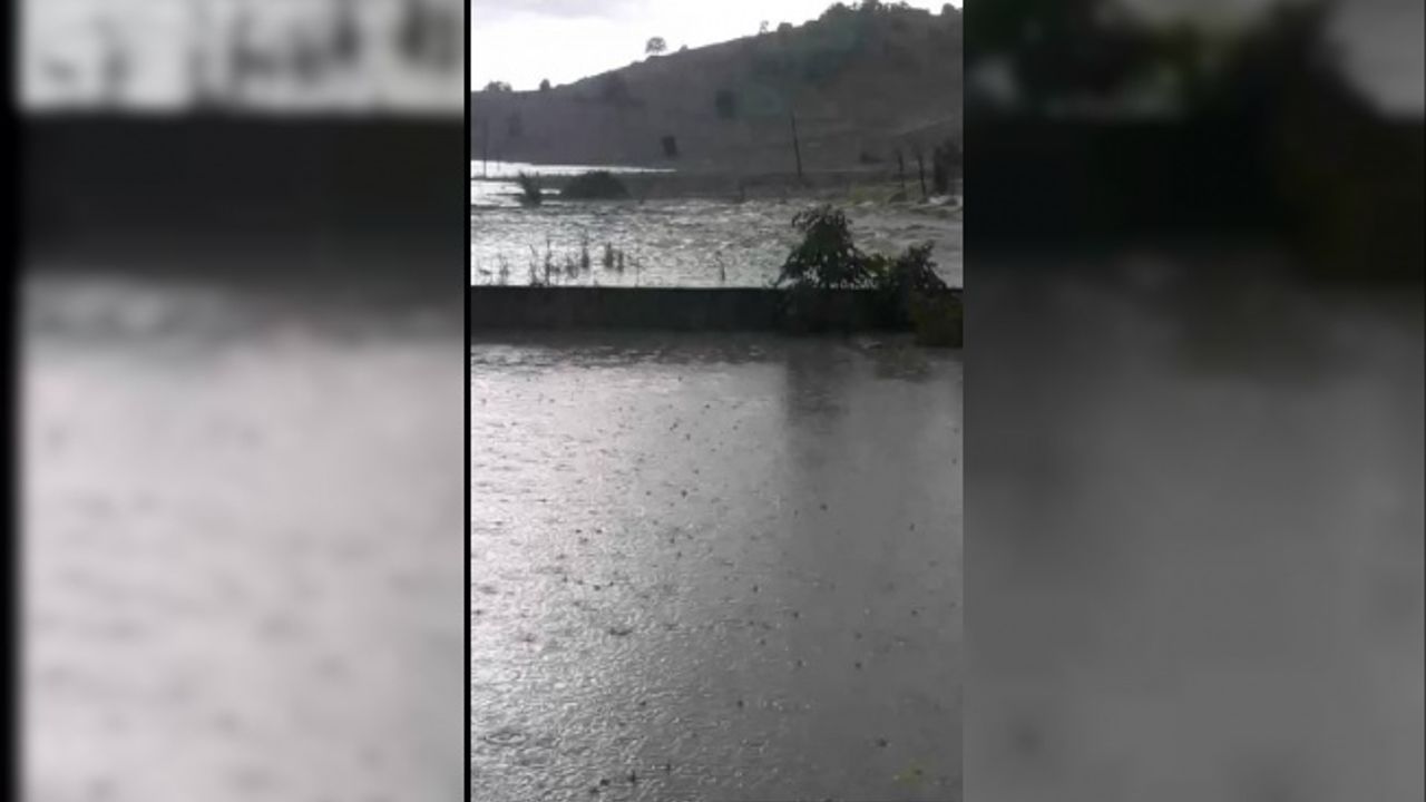Çorum'u sel vurdu, yollar göle döndü, 6 ahırı su bastı, 2 büyükbaş öldü