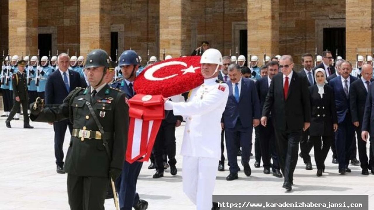 Cumhurbaşkanı Erdoğan, yeni kabine üyeleri ile Anıtkabir'i ziyaret etti