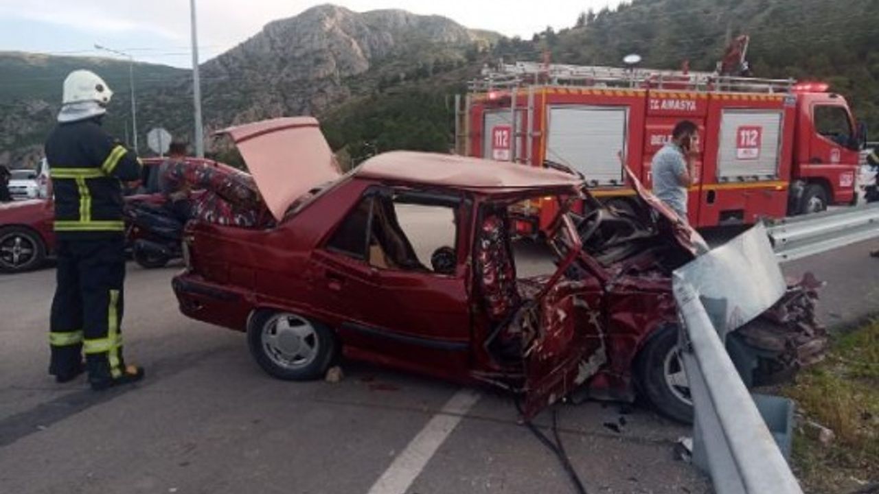 Hafif ticari araç ile otomobil çarpıştı: 5 yaralı