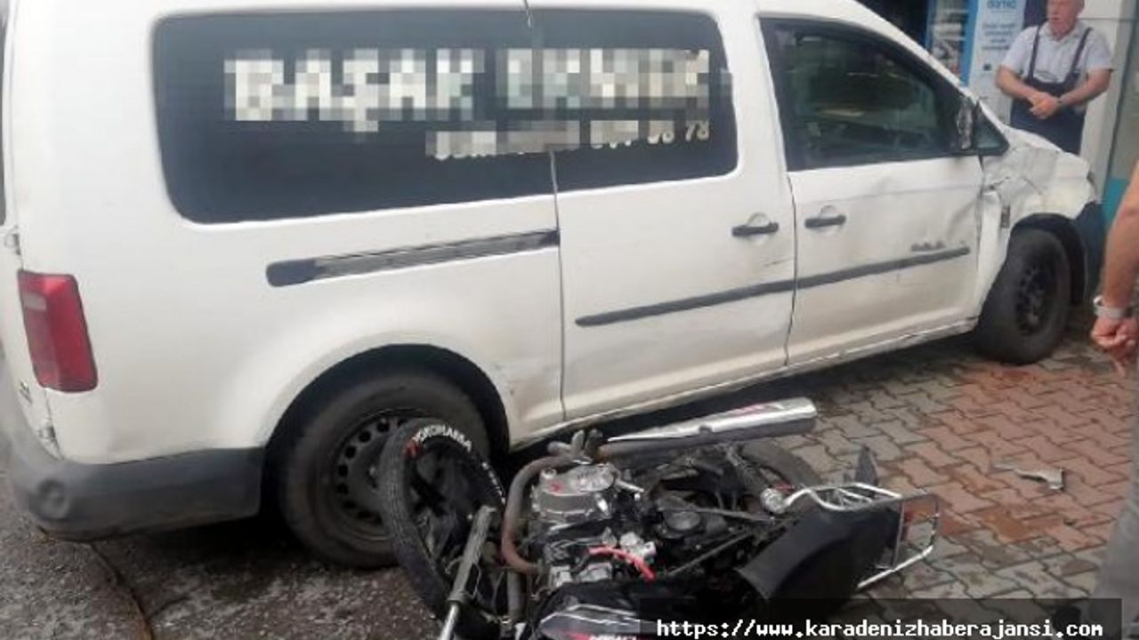Hafif ticari araçla çarpışan motosikletteki 2 kişi ağır yaralandı