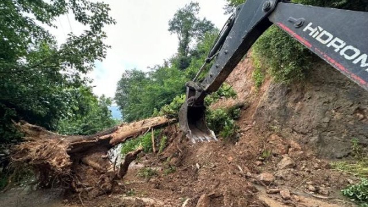 Ordu’da 3 ilçeyi bağlayan yol heyelan nedeniyle kapandı