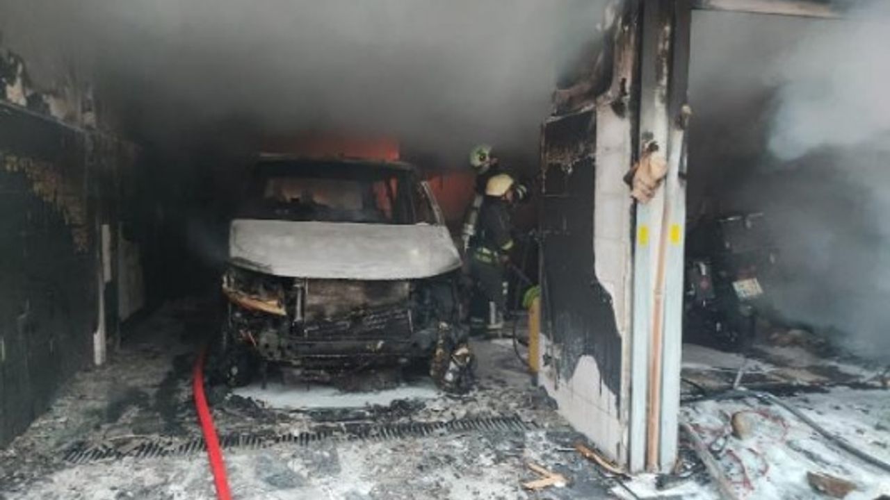 Oto yıkamacıdaki yangında hafif ticari araç ve motosiklet kullanılamaz hale geldi