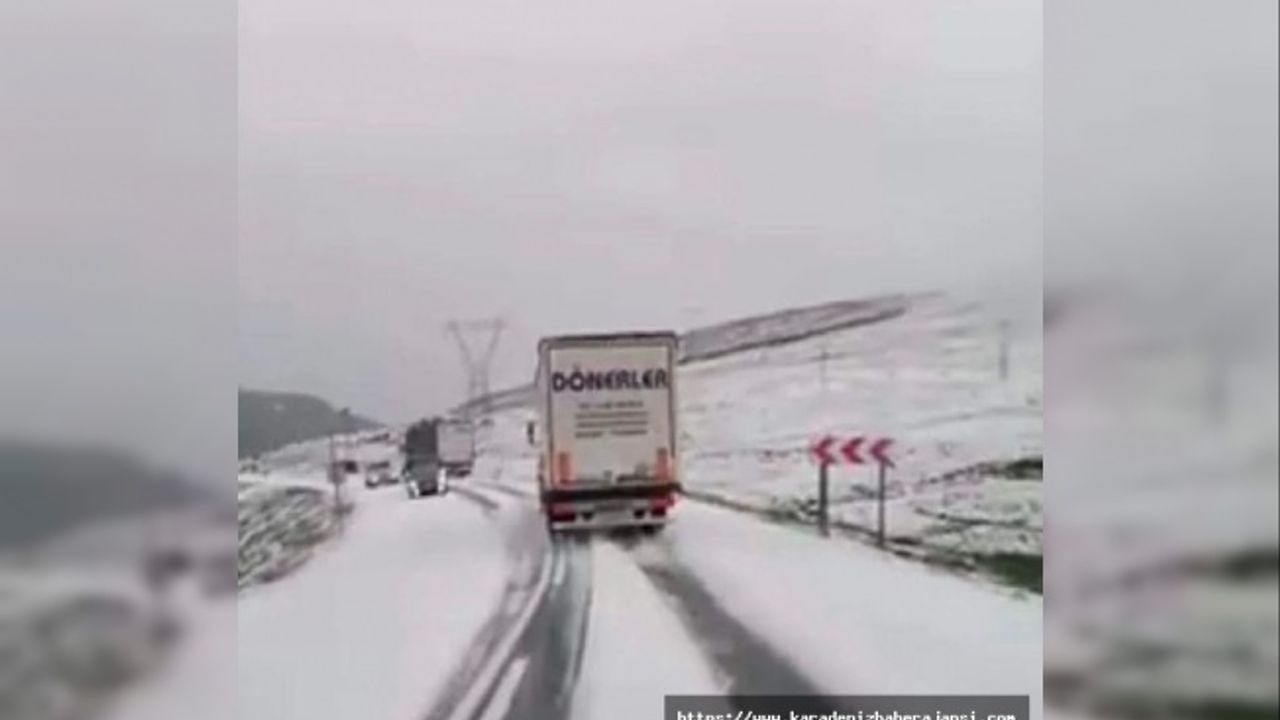 Sahara Geçidi'ne kar yağdı, sürücüler zor anlar yaşadı