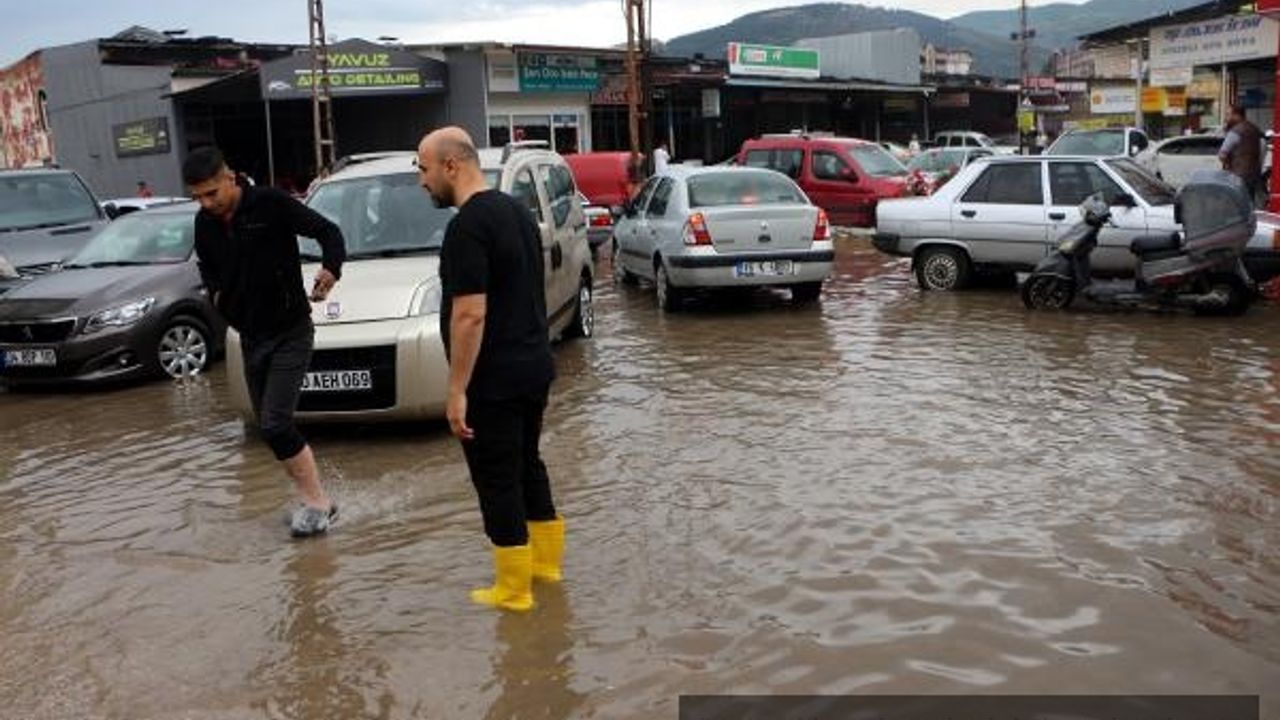 Tokat'ta sağanakta ev ve iş yerlerini su bastı