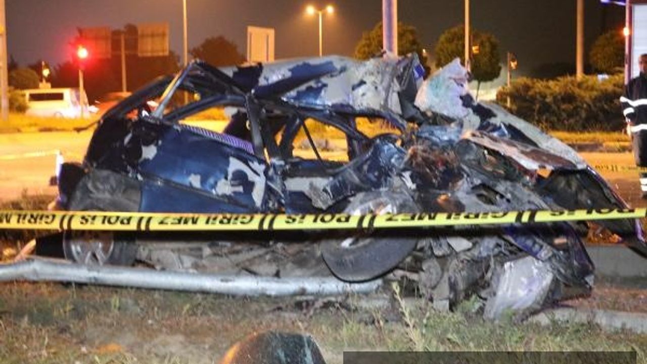 Yolcu otobüsünün çarptığı otomobildeki 2 kuzen hayatını kaybetti, 2 yaralı