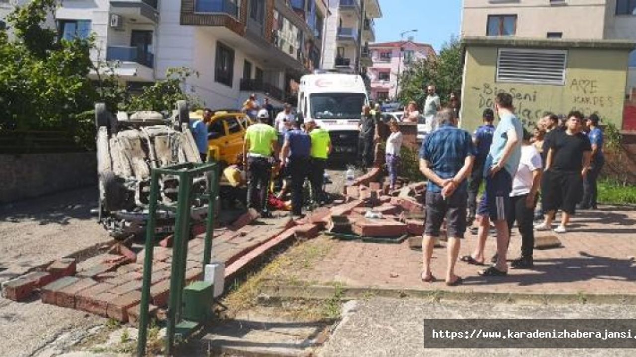 Taksiyle çarpışıp takla atan otomobilin sürücüsü yaralandı
