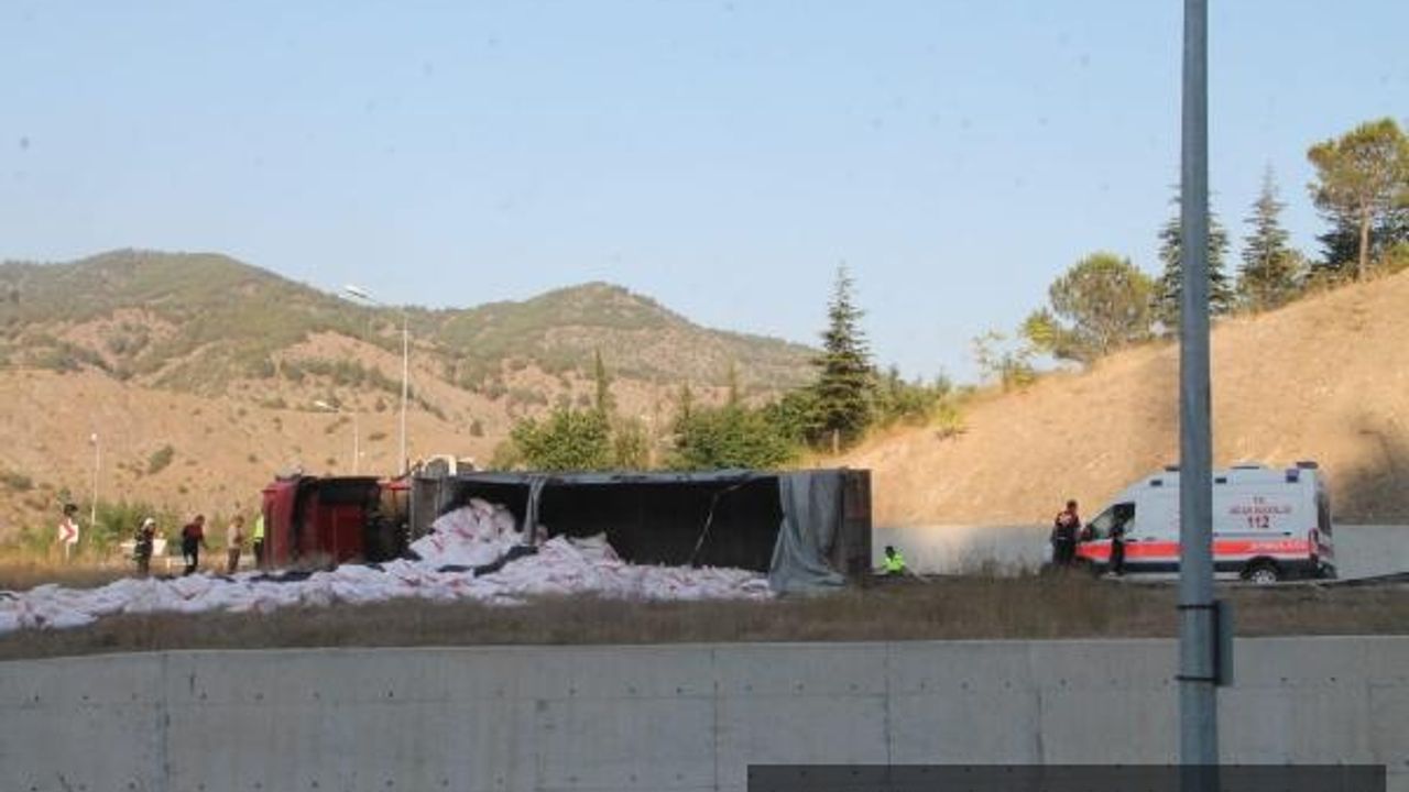 Amasya’da un yüklü TIR devrildi: 1 ölü