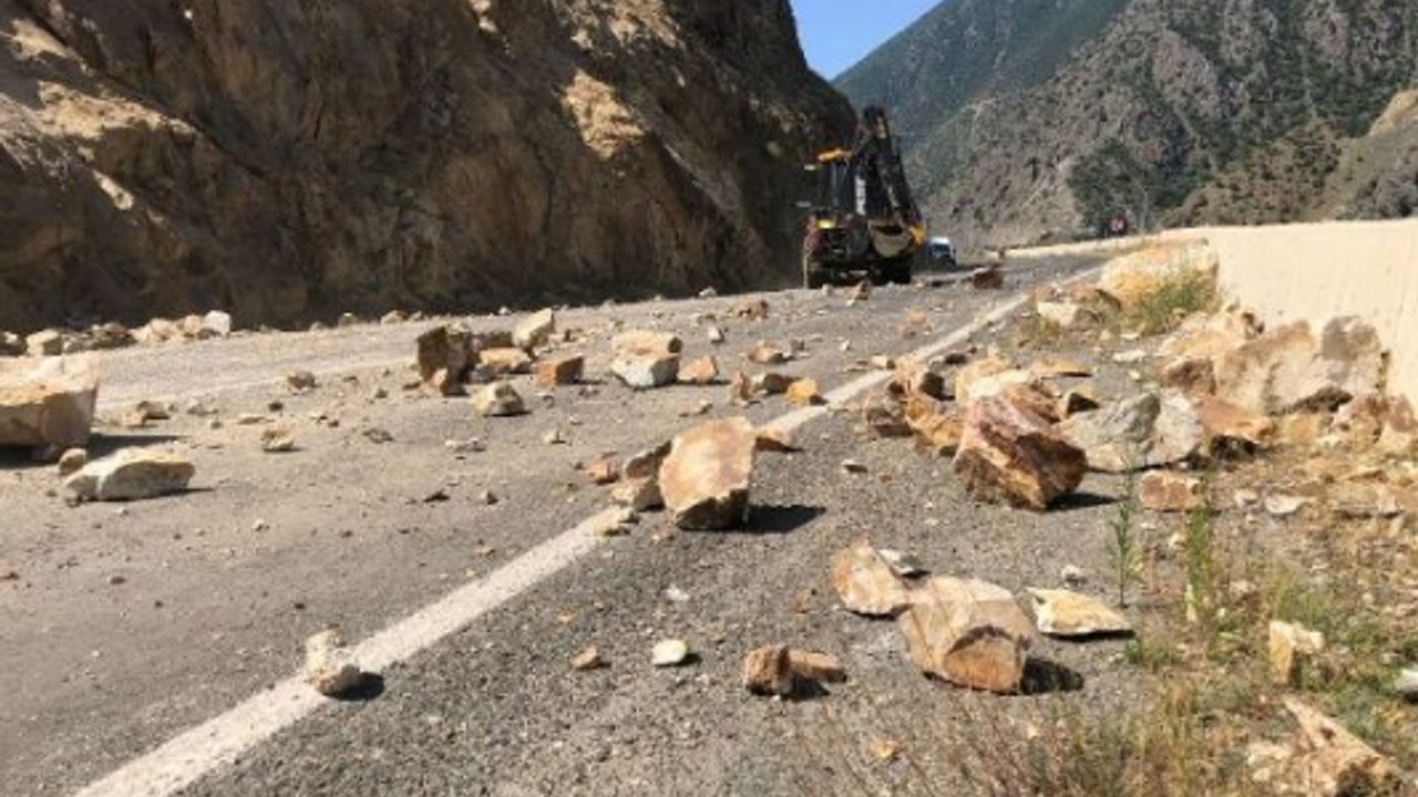 Artvin-Şavşat kara yolunda 'kaya' tehlikesi; dağcılar temizlik için iş başında