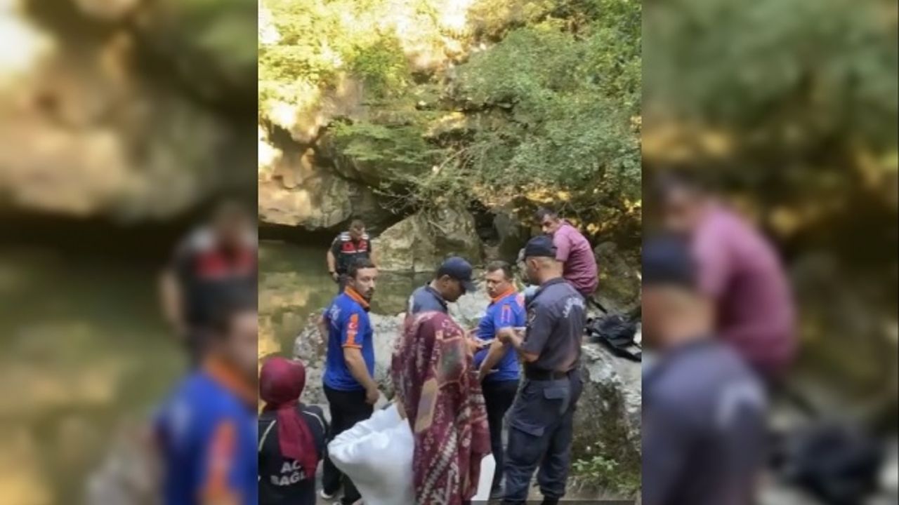 Bartın’da kayalıktan şelale göletine atlayınca 10 metre derinlikteki çamura saplandı
