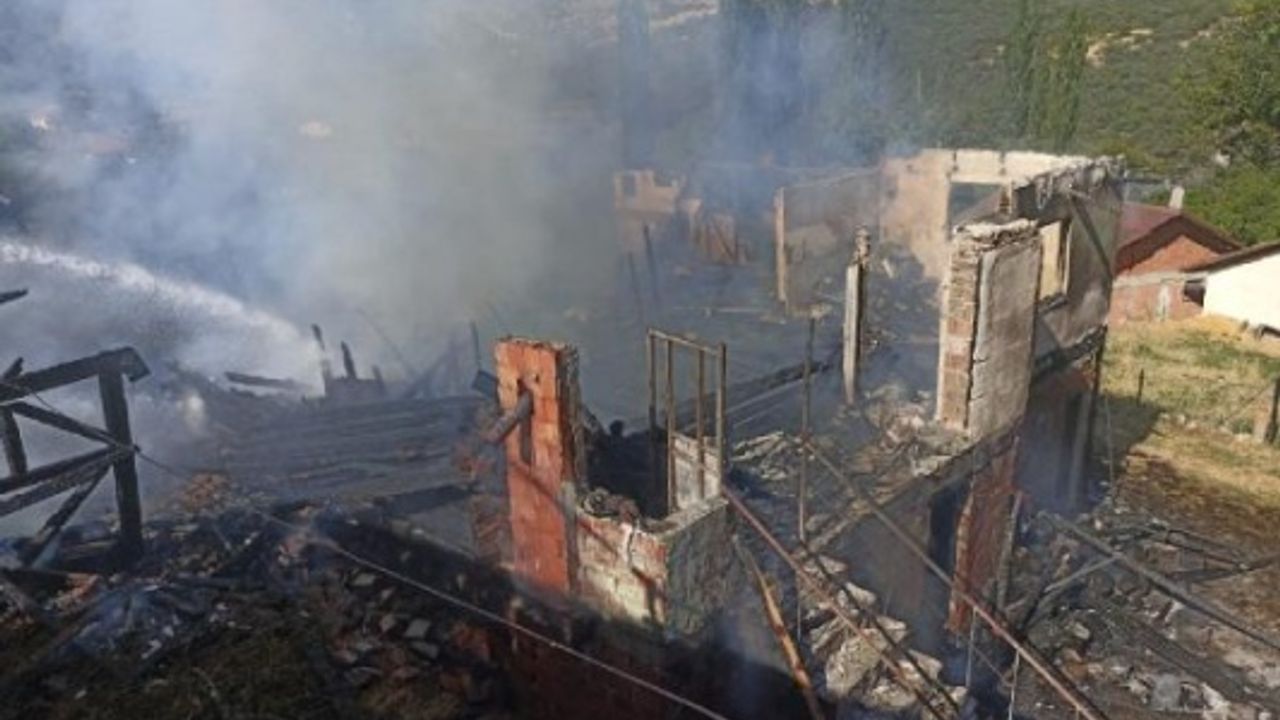 Kastamonu'da 3 ev yandı; oğlunu yangından kurtarırken yaralandı