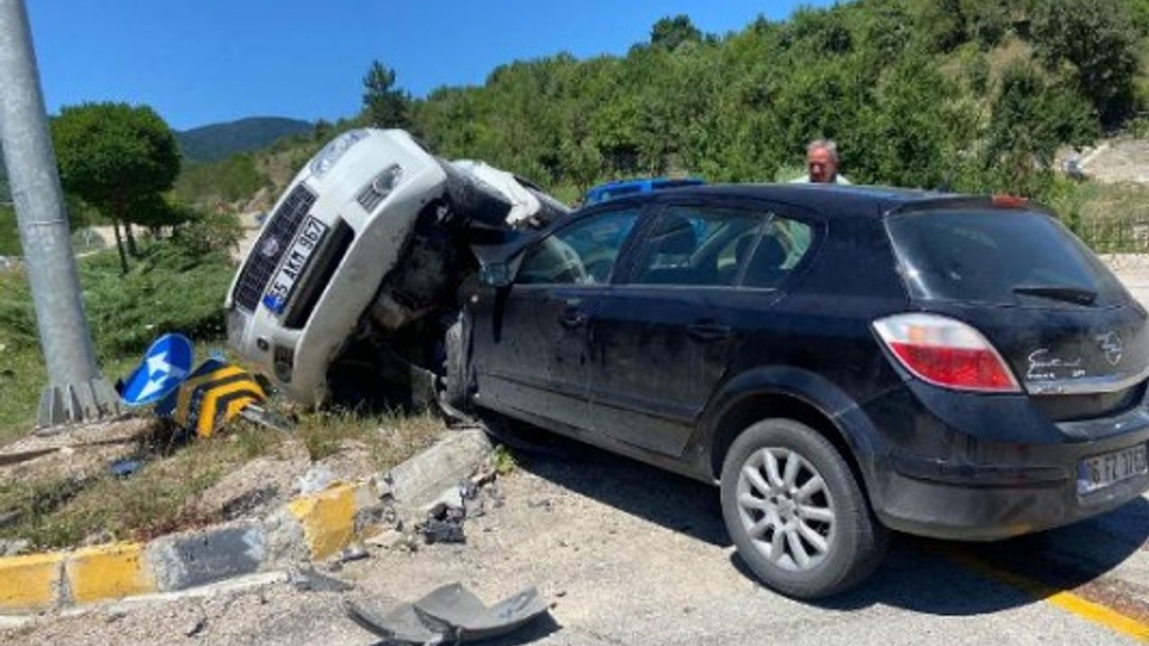 Kavşakta iki otomobil çarpıştı: 1 çocuk öldü, 8 yaralı