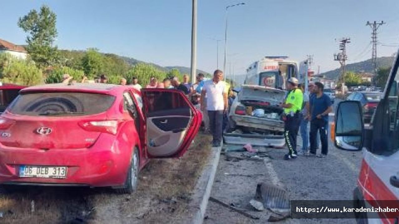 Kavşakta otomobiller çarpıştı: 1 ölü, 7 yaralı