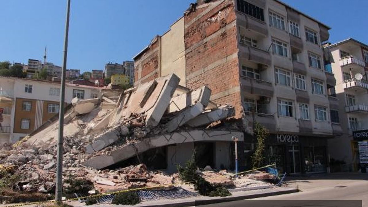 Samsun'da yıkım sırasında yan binada hasar oluştu