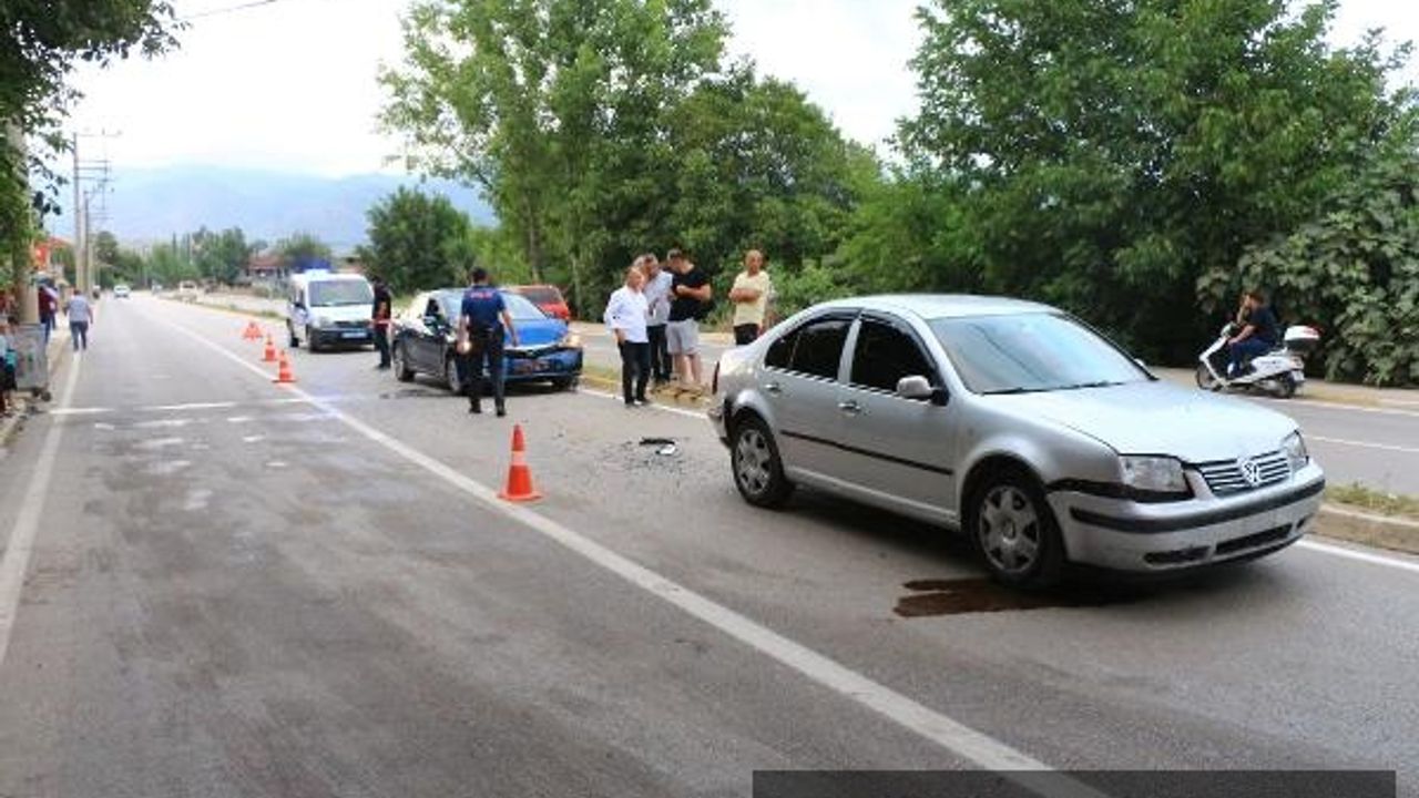 Tokat’ta zincirleme kazada 8 kişinin yaralandığı kaza anı kamerada