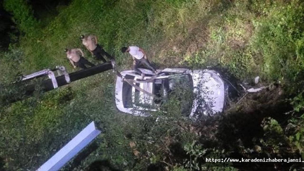 Trabzon'da köprü üzerinde korkulukları yıkan otomobil, 30 metre yükseklikten yuvarlandı: 5 yaralı