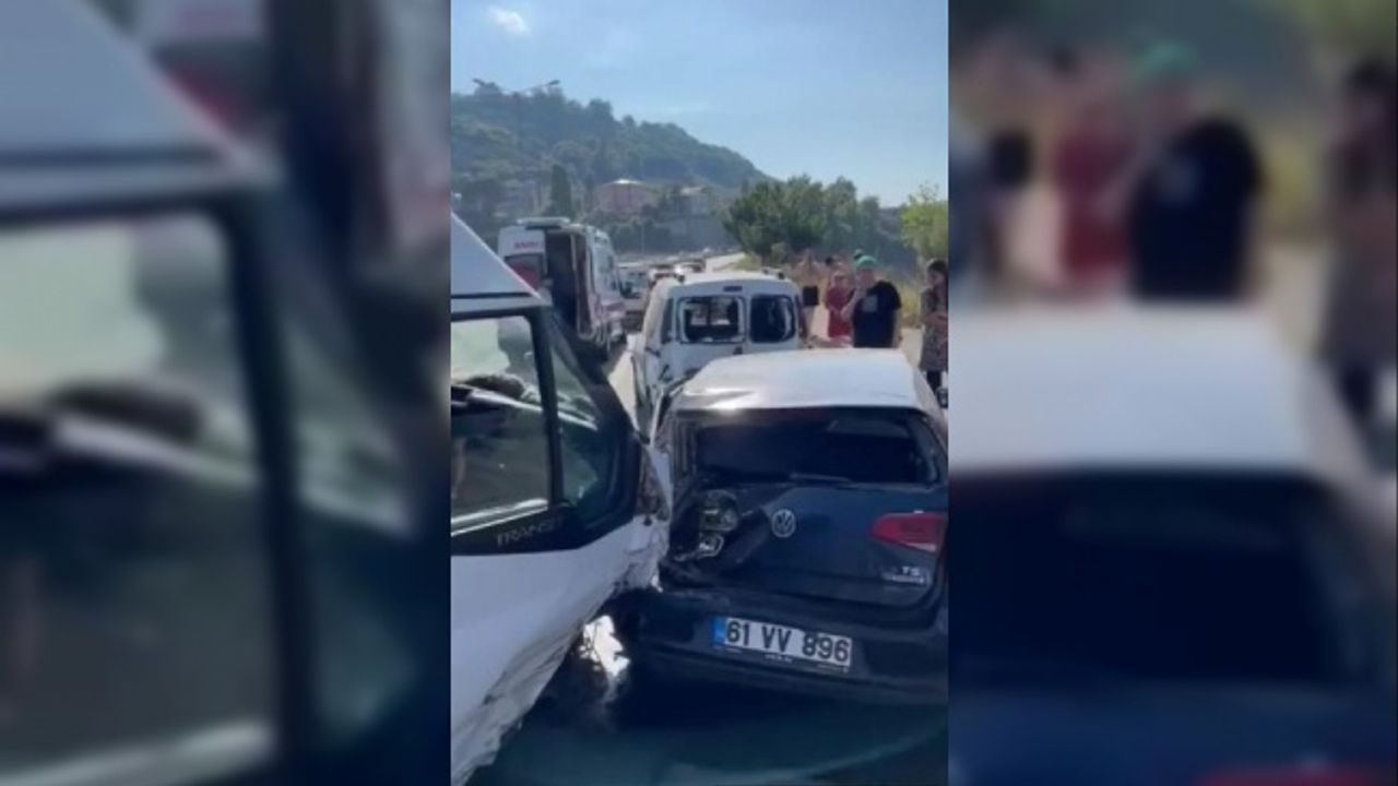 Trabzon’da minibüs park halindeki 7 araca çarptı: 2 yaralı