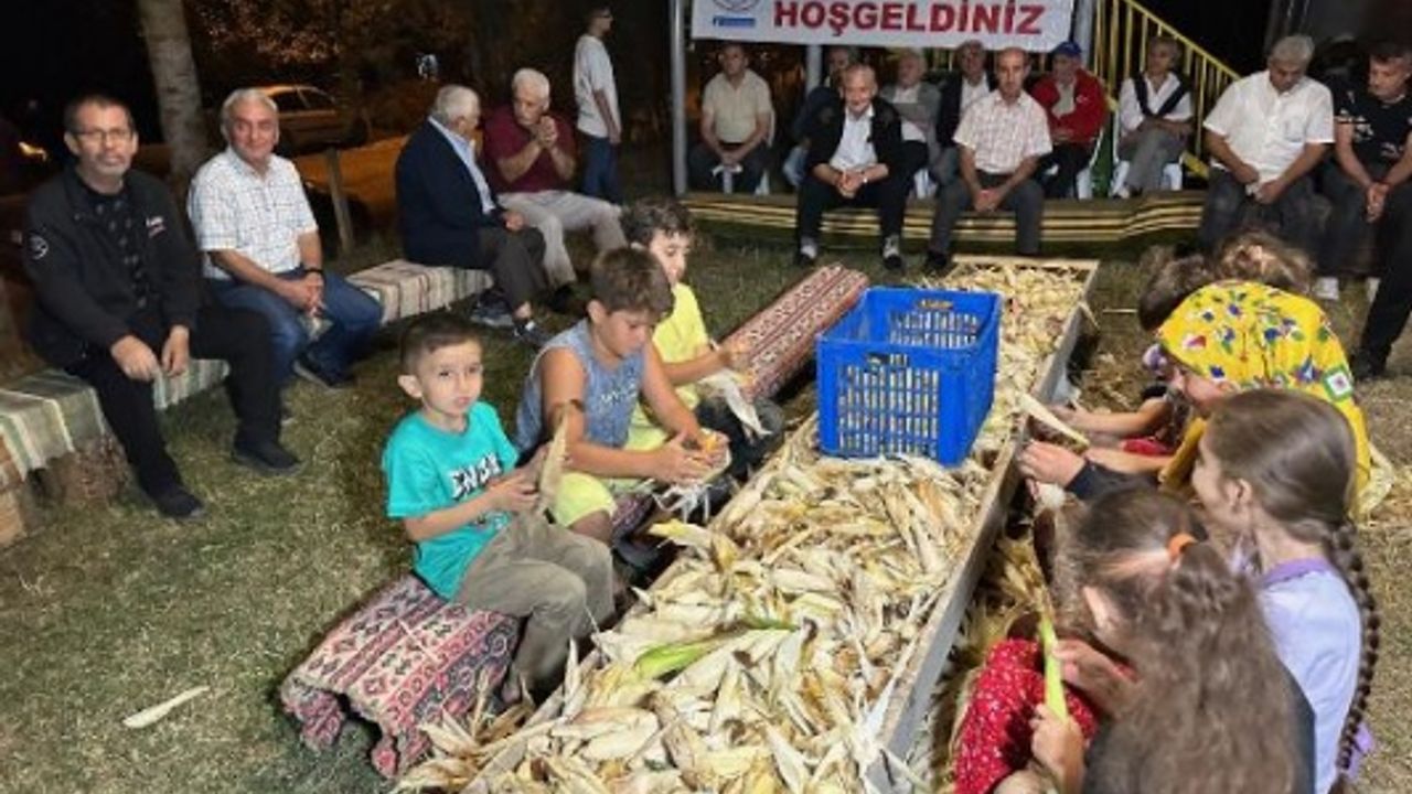 Bartın'da 200 yıllık gelenek; 4 saat boyunca topluca mısır soydular