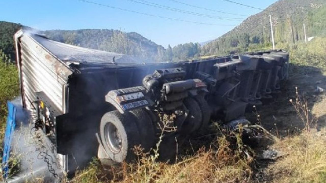 Çorum'da devrilen TIR'da yangın çıktı; 2 yaralı