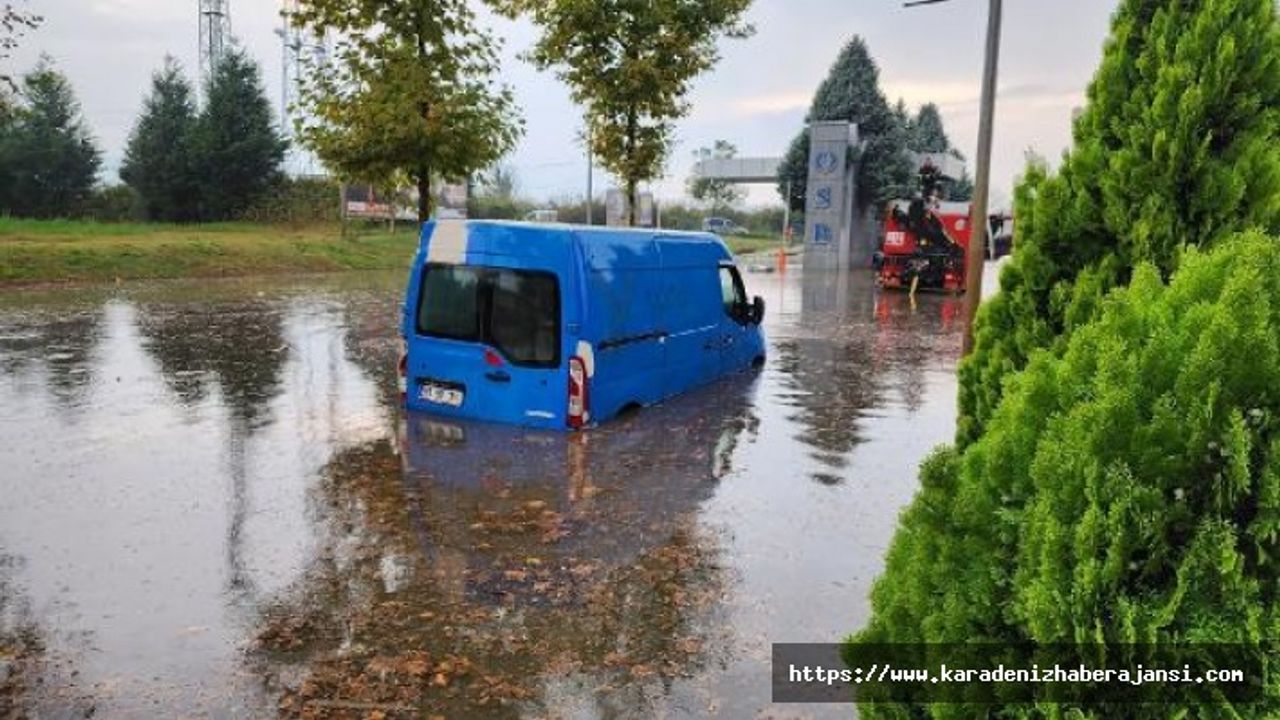 Düzce'de, sağanak sebebiyle oluşan su birikintisinde mahsur kalan minibüstekiler kurtarıldı