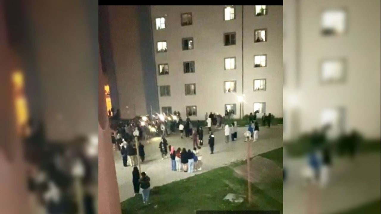Bartın'da kız öğrenci yurdu önünde asansör eylemi