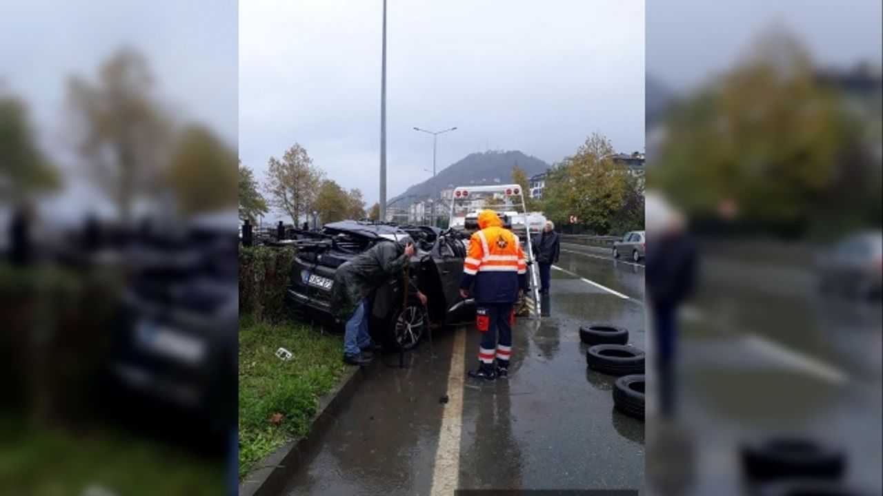 Cip bariyere çarpıp ters döndü; akademisyen çift yaralandı