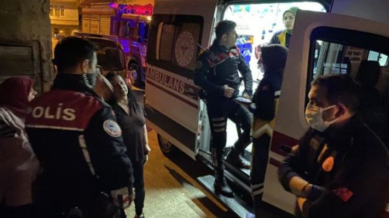 Evde çıkan yangından kurtarıldı, sağlık ekiplerine zorluk yaşattı