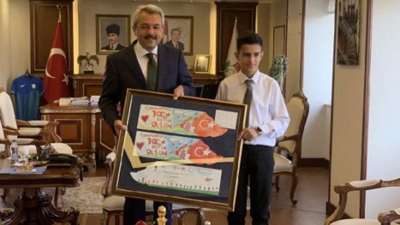İşitme engelli Samet'in 100'üncü yıl resmi, resepsiyon davetiyesine dönüştü