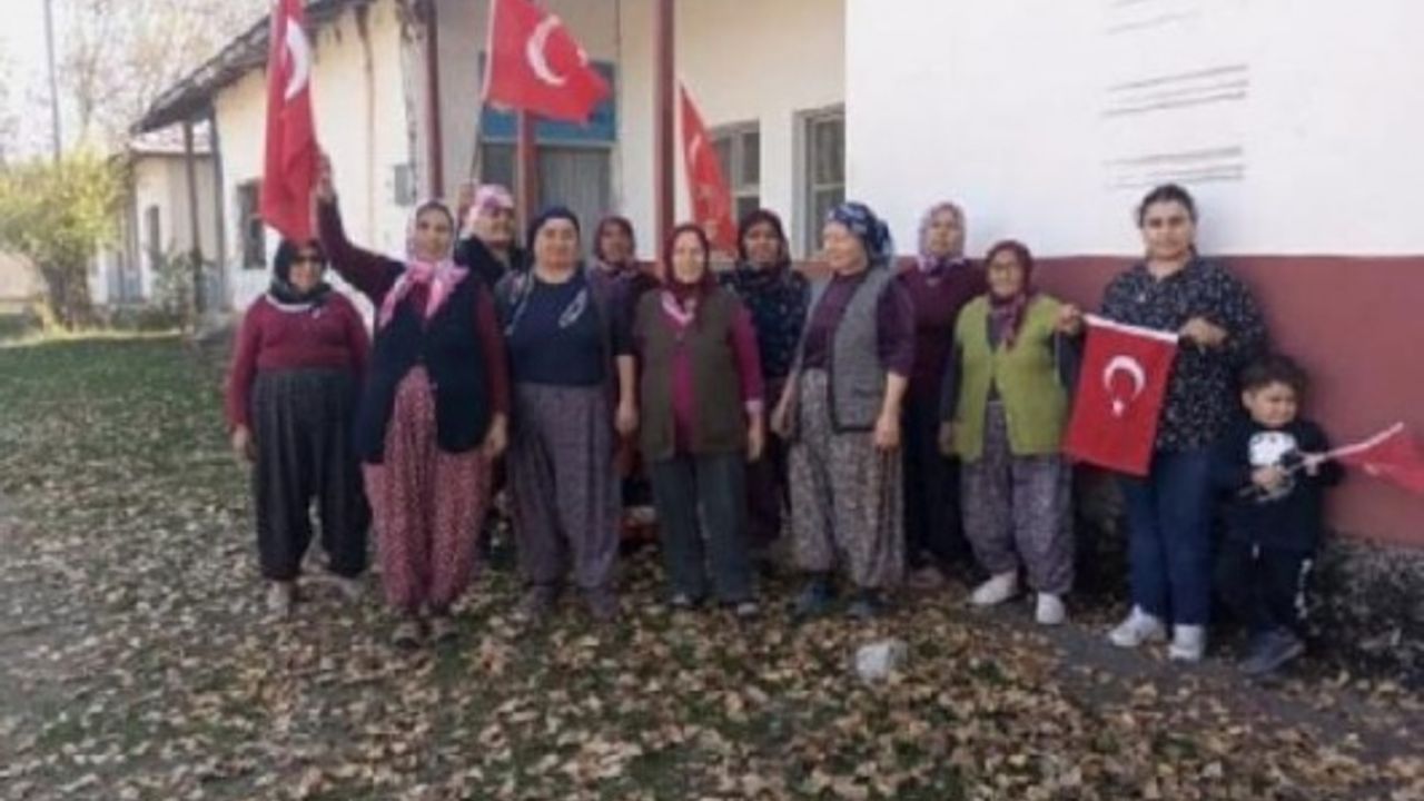 Köylü kadınlar çocukken ezberledikleri şiirlerle Cumhuriyeti kutladı