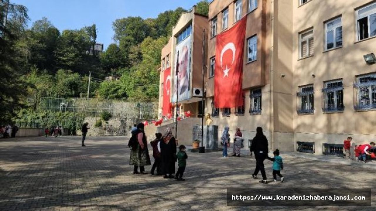 Okuldaki Cumhuriyet kutlamasında yakılan meşalenin aleviyle 3 veli yaralandı