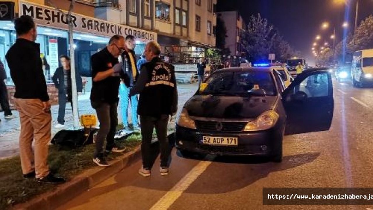 Yaya geçidinde otomobilin çarptığı 3 kişi, yaralandı