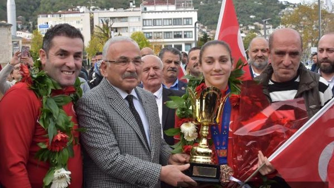 Avrupa şampiyonu milli boksör Gamze Soğuksu'ya coşkulu karşılama