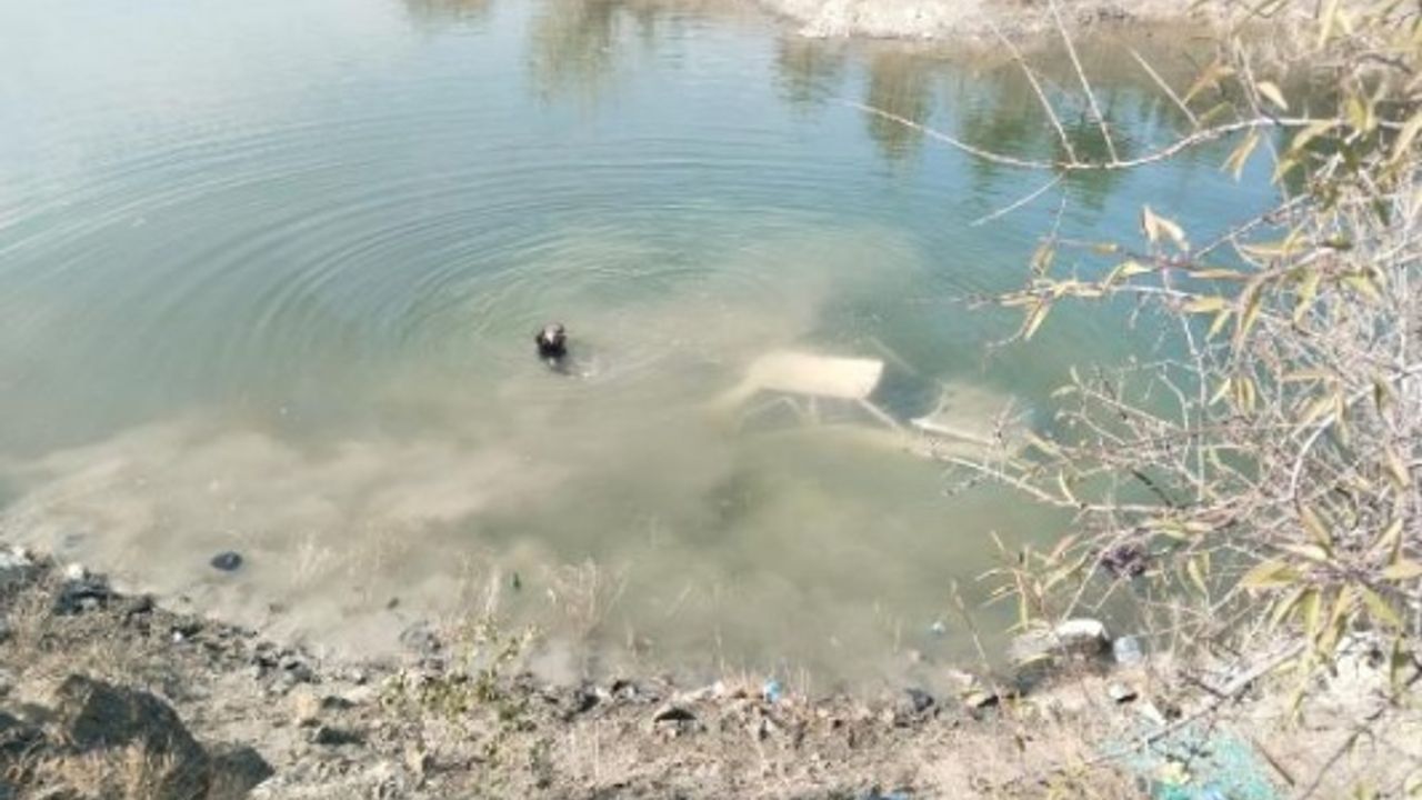 Baraj gölüne uçan otomobildeki 1 kişi öldü, 1 kişi kurtarıldı