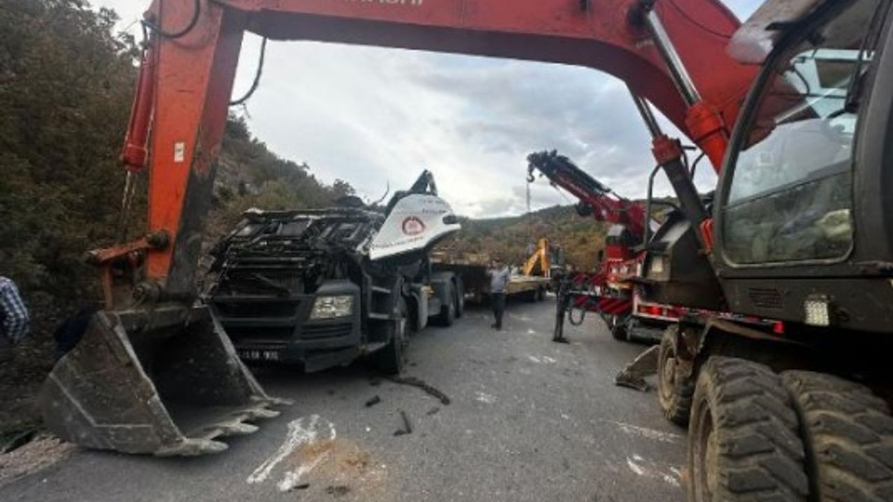 Çorum'da iş makinesi yüklü TIR devrildi: 2 ölü