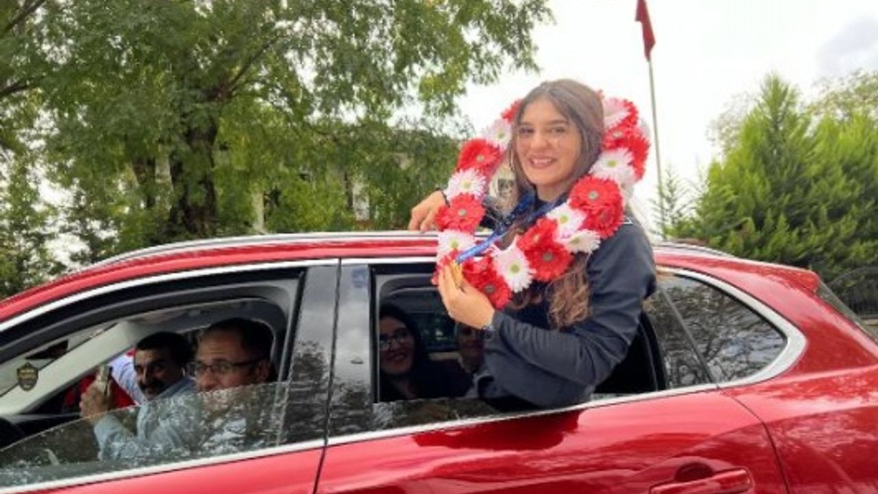 Dünya şampiyonu Nesrin Baş’a memleketinde coşkulu karşılama