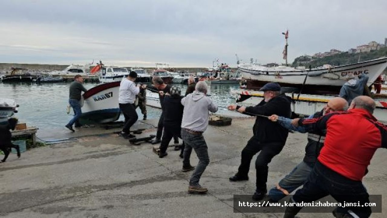 Fırtına uyarısı yapılan Zonguldak'ta, balıkçılar kayıklarını karaya çekti