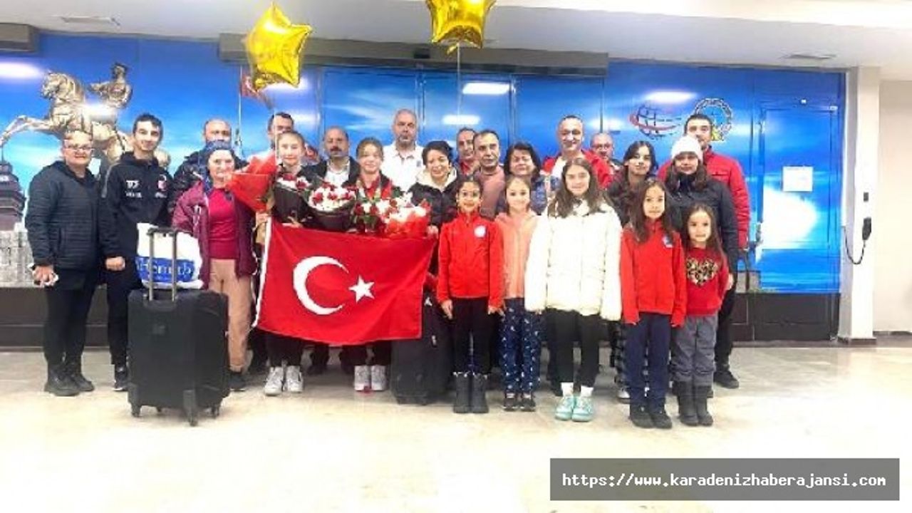 Gençlerde dünya ikincisi sporcular, Samsun'da çiçeklerle karşılandı