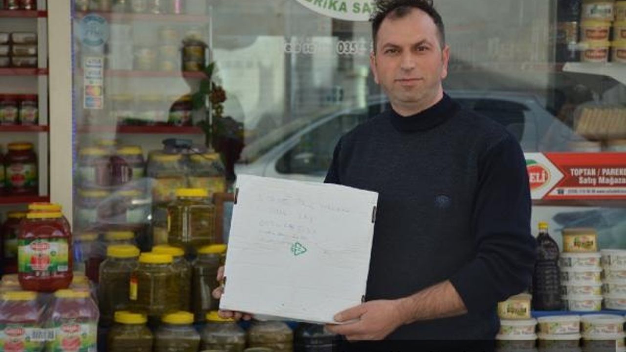 Kapalı marketin önünden ürünleri alıp, not bıraktı